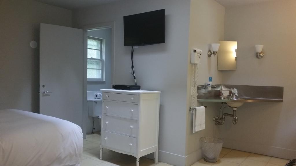 Enclave Inn Bridgehampton Room photo